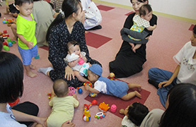 かわしま子ども館でのあかちゃんあつまれの写真