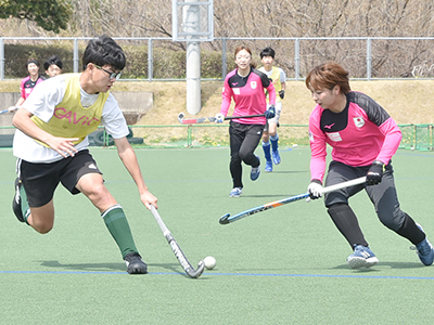 さくらジャパンの選手と試合をする生徒ら