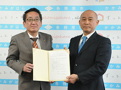協定書を持つ浅野市長と沢田センター長の写真
