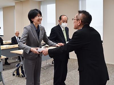 浅野市長が受賞者に表彰状を渡している写真