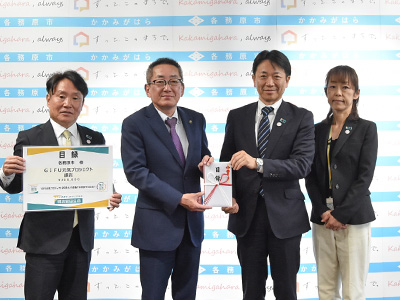 浅野市長と加藤健一・岐阜支社長ら