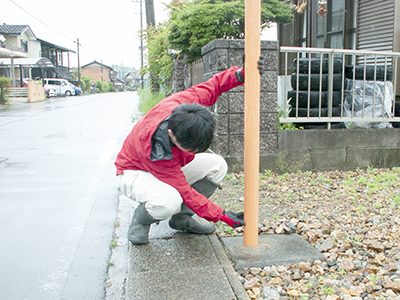 カーブミラーの点検をする職員の写真