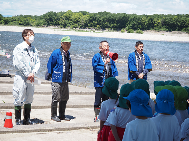 稚鮎放流の写真