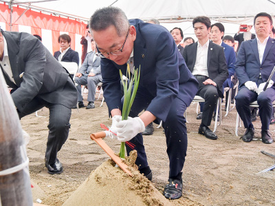 起工式を行う浅野市長