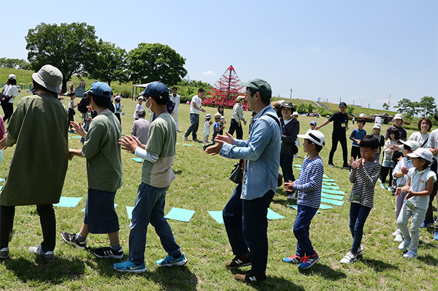 親子環境学習「オオキンケイギクの抜き取りと染物体験」の写真
