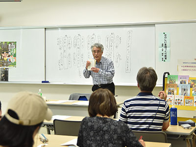 童話の作り方を説明する講師の写真