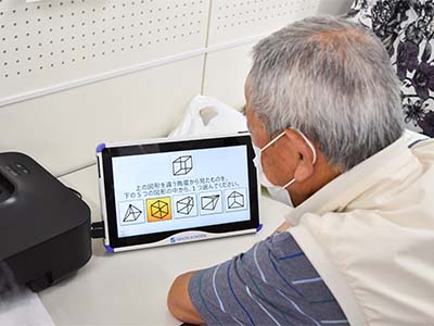 脳チェックをする来場者の写真