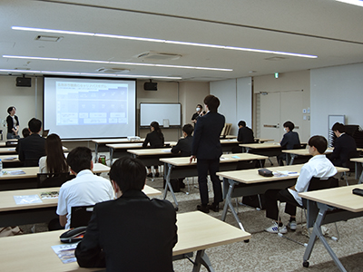 市職員説明会で職員に質問する参加者