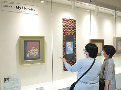 作品を見る来庁者の写真
