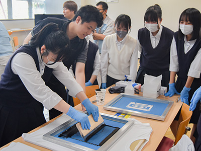スクリーン印刷を体験する生徒