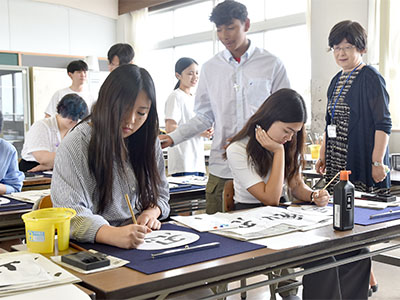 各務原高校で習字をするセリトス市の高校生の写真
