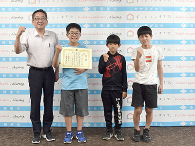 全国大会に出場する児童と浅野市長の写真