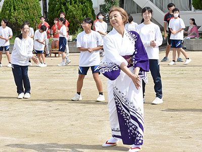 いなば音頭を踊る生徒や地域の民踊団体の写真