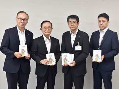 加藤教育長と佐竹支部長らの集合写真