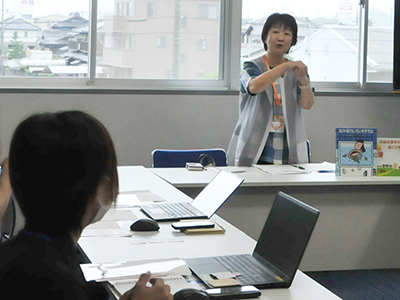 市の事業を説明する市職員と、コープぎふ職員