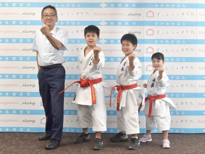 左から、浅野市長、英介さん、道介さん、聡美さん