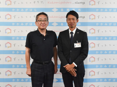 浅野市長と加藤さんの記念撮影写真