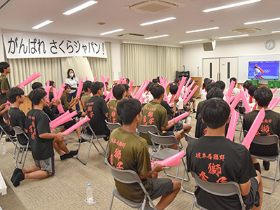 さくらジャパンを応援する岐阜各務野高校の生徒らの写真