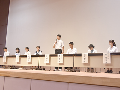 発表する中学生ら