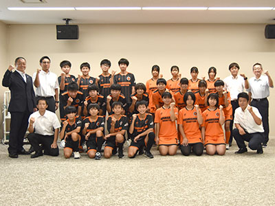 市長とメンバーらの記念写真