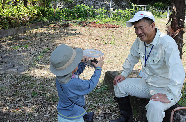 親子で楽しもう！真夏の虫取り体験の写真