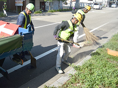 清掃作業を行う土木会社の社員の写真