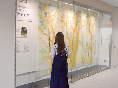展示を鑑賞する来場者