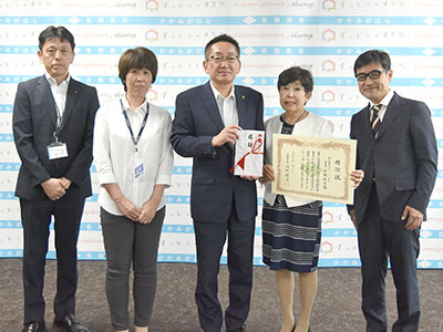 市長と長縄専務らの記念写真