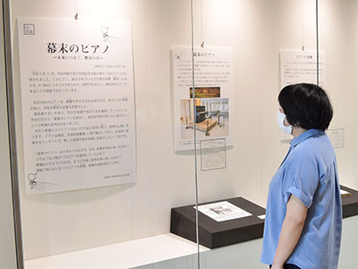展示をみる来場者