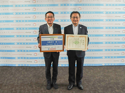記念撮影に受ける浅野市長と好岡理事長の写真