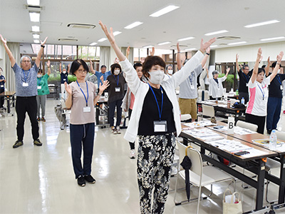 運動をしている受講者