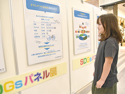 パネルを見る来店者の写真