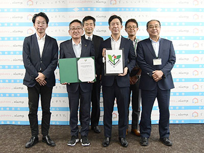 橋本社長らと浅野市長の記念写真