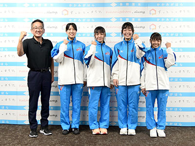 市長と県選抜の市内在住メンバーの記念写真