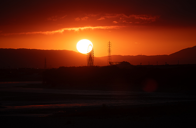 河川環境楽園と夕日の写真