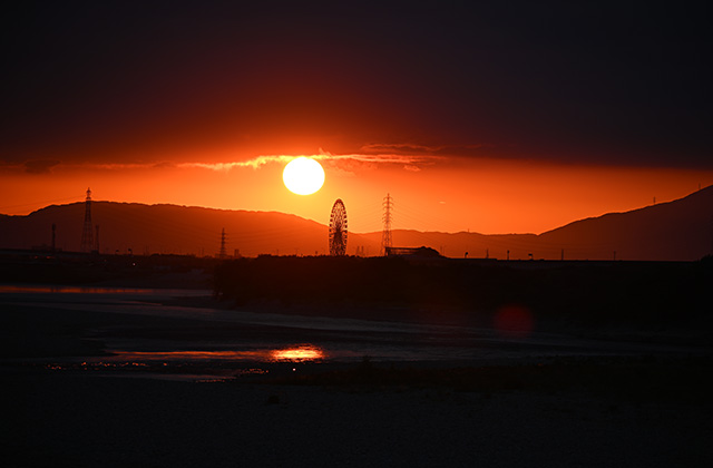 河川環境楽園と夕日の写真