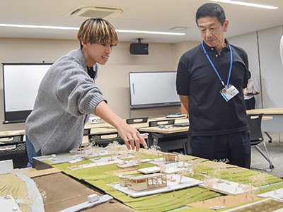 模型の説明をする学生