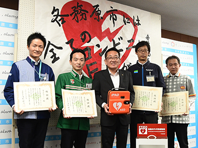 感謝状を手にする出席者らと浅野市長の写真
