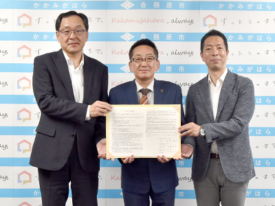 左から田邉・取締役常務執行役員、浅野市長、下村・代表取締役