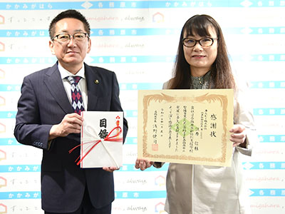 石丸工場長と市長の記念写真