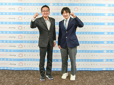 記念撮影を受ける林晃佑さんと浅野市長の写真
