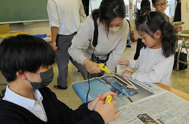 あつまれ！夢と学びのサイエンス教室2024「組み立て飛行機をつくろう」の写真