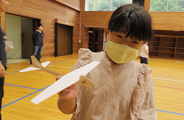 あつまれ！夢と学びのサイエンス教室2024「組み立て飛行機をつくろう」の写真
