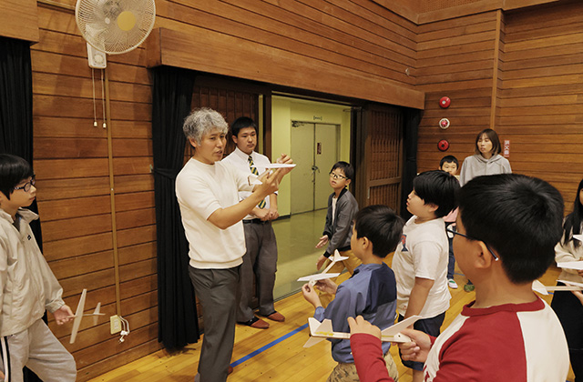 あつまれ！夢と学びのサイエンス教室2024「組み立て飛行機をつくろう」の写真
