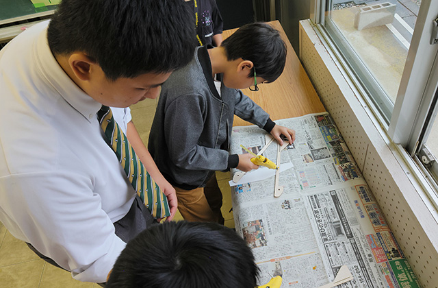 あつまれ！夢と学びのサイエンス教室2024「組み立て飛行機をつくろう」の写真