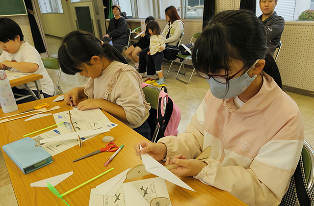 あつまれ！夢と学びのサイエンス教室2024「組み立て飛行機をつくろう」の写真