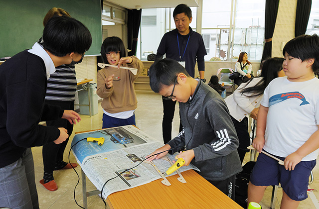 あつまれ！夢と学びのサイエンス教室2024「組み立て飛行機をつくろう」の写真