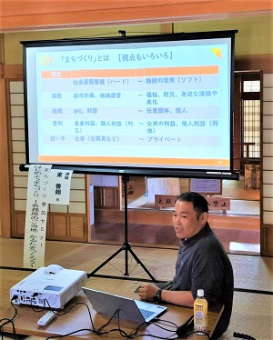 講演する東善朗さん