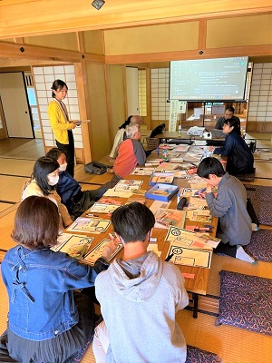 参加者がかるたづくりをするようす