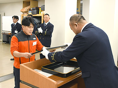 感謝状を受け取る坂井さんの写真